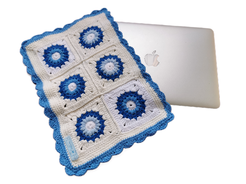 FUNDA ORDENADOR PORTÁTIL CROCHET MOD. FLOR AZUL