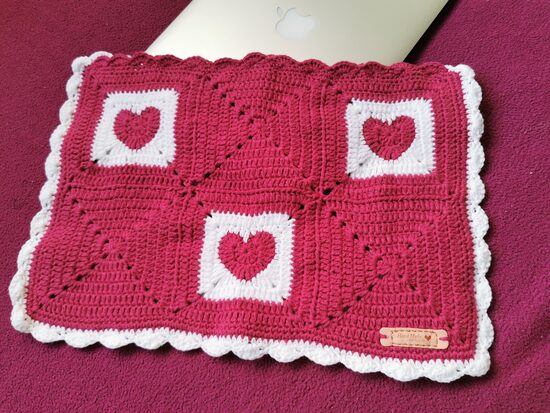 FUNDA ORDENADOR PORTÁTIL CROCHET MOD. CORAZÓN ROJO