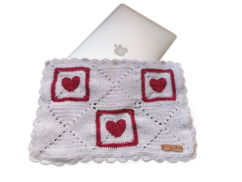 FUNDA ORDENADOR PORTÁTIL CROCHET MOD. CORAZÓN BLANCO